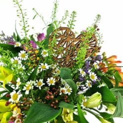 Blumenwiese mit Herz Detail – natürlicher Wildblumenstrauß mit Herzstecker | Flowerpower Graz