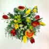 Frühlingssonne Detailsicht Blumenstrauß in Rot und Gelb mit Tulpen, Freesien und Gerbera – Flowerpower Graz