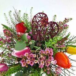 Tulpenwiese mit Herz Detail – natürlicher Tulpenstrauß mit Herzstecker | Flowerpower Graz