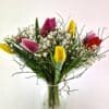 Zarte Tulpenliebe – bunter Tulpenstrauß mit Schleierkraut in Vase | Flowerpower Graz